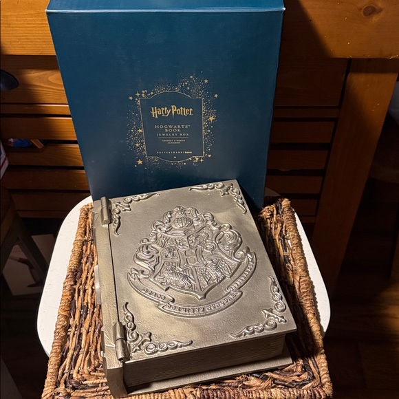 Pottery Barn Teen Harry Potter Hogwarts Book 📖 Jewelry Box BNIB - Picture 6 of 10